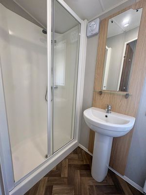 Shower room- click for photo gallery